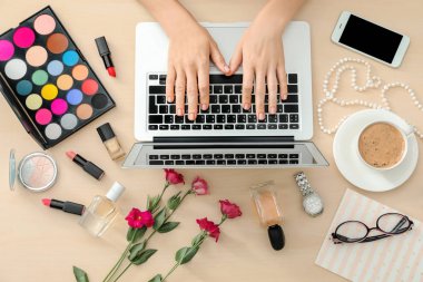 Eller güzellik Blogger modern dizüstü bilgisayar ve farklı kadın öğeler tablo