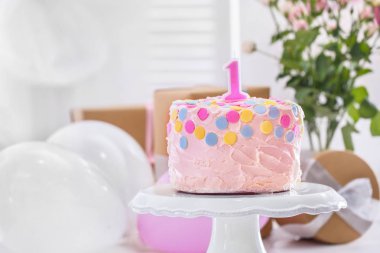 İlk doğum günü için mum ile pasta 