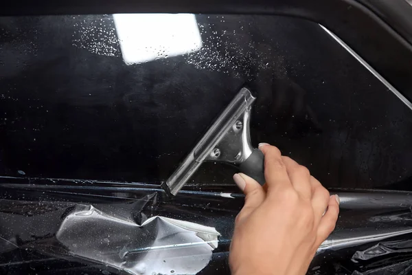 Женщина тонизирует окно автомобиля — стоковое фото