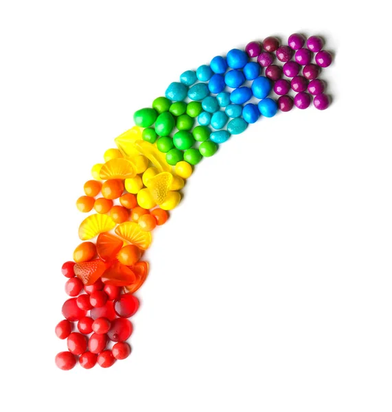 Bonbons colorés disposés comme arc-en-ciel — Photo
