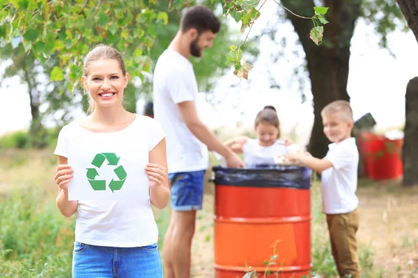 Família atirando lixo para o lixo ao ar livre. Conceito de reciclagem — Fotografia de Stock