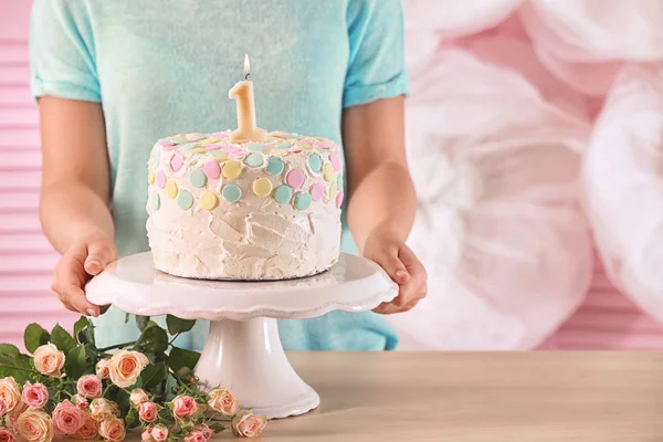 Frau hält Kuchen mit Kerze — Stockfoto