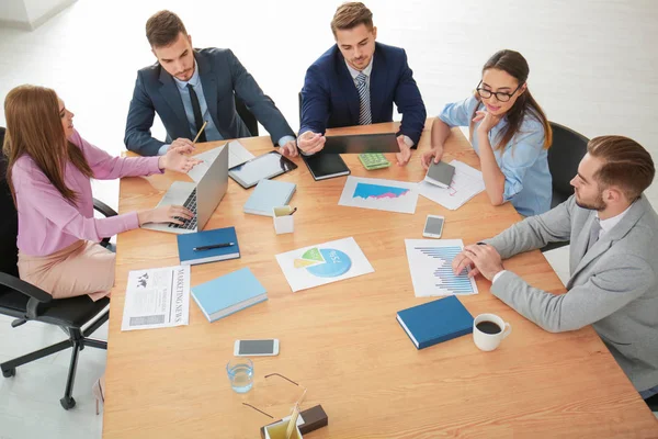 Team van jonge managers bespreking van project in office — Stockfoto