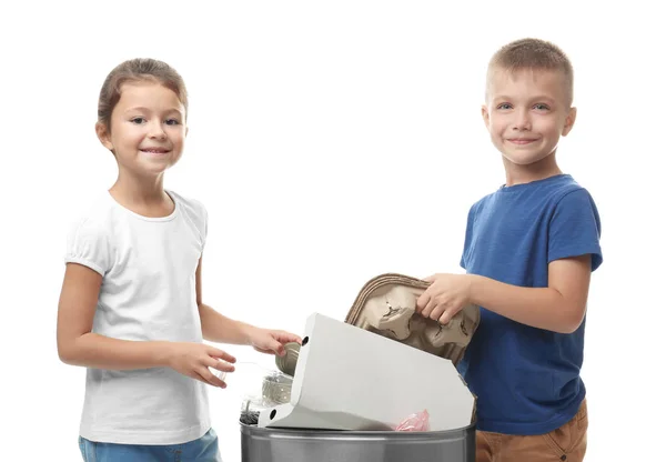 Anak-anak kecil membuang sampah ke tempat sampah di latar belakang putih. Konsep daur ulang — Stok Foto