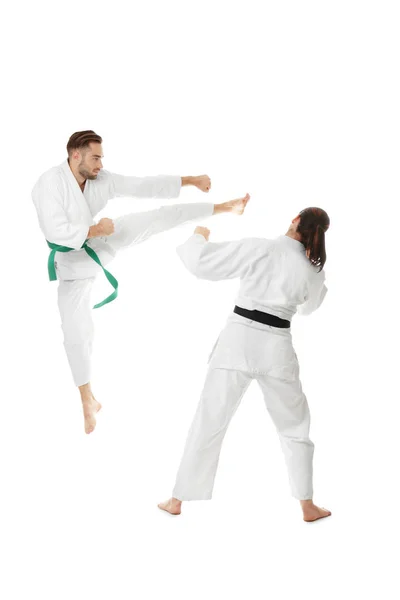 Muž a žena cvičí karate — Stock fotografie