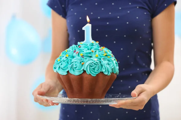 Donna che tiene la torta con la candela — Foto Stock