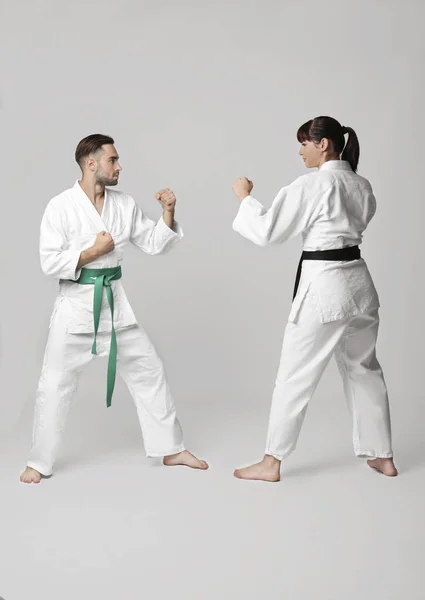 Hombre y mujer practicando karate — Foto de Stock