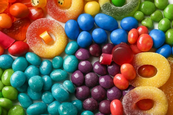 Вкусные разноцветные конфеты — стоковое фото
