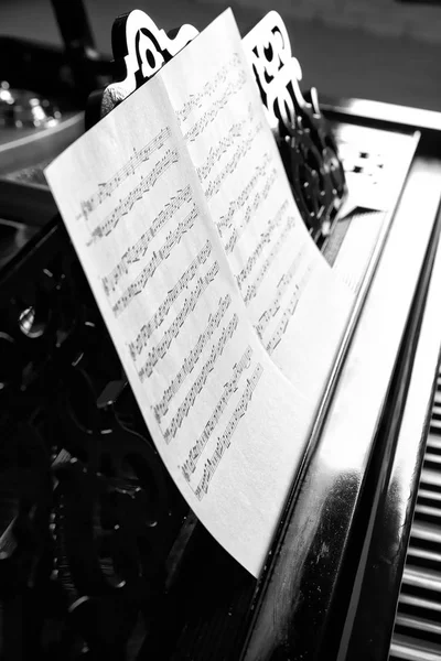 Muziek notities op zwarte piano — Stockfoto