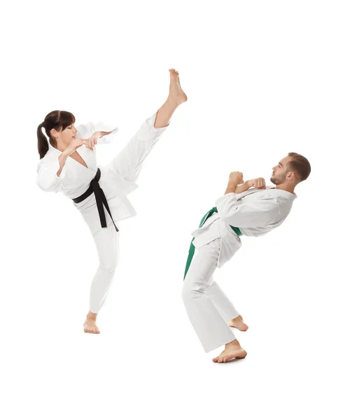 Hombre y mujer practicando karate —  Fotos de Stock