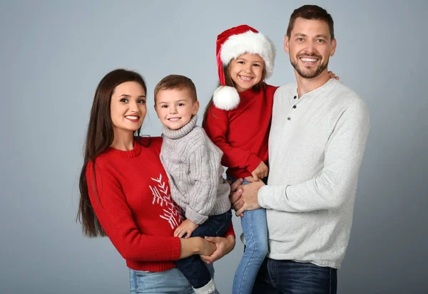 Felice famiglia in umore natalizio su sfondo chiaro — Foto Stock