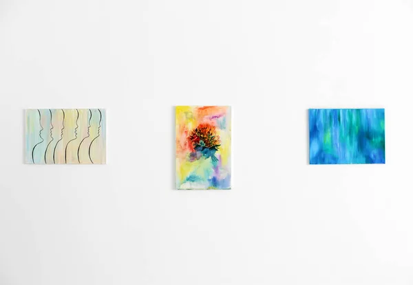 Bellissimi dipinti su parete bianca nella galleria d'arte — Foto Stock