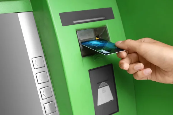 Kvinna att infoga kreditkort i bankomat, närbild — Stockfoto