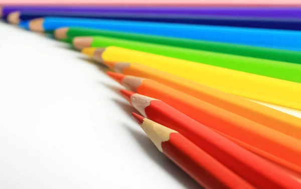Crayons colorés sur fond blanc — Photo