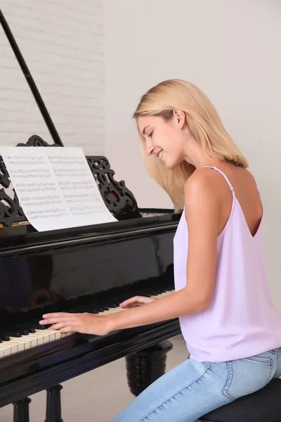 Kvinna som spelar piano — Stockfoto