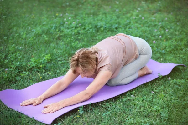 Mujer madura practicando yoga —  Fotos de Stock