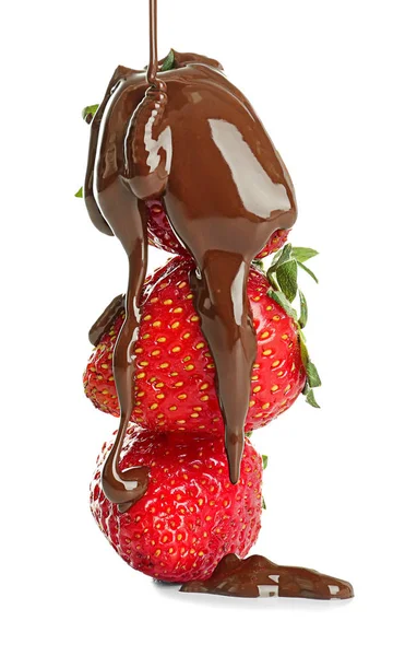 Nalití čokolády na čerstvé jahody na bílém pozadí — Stock fotografie