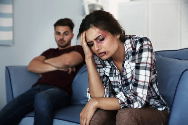 Bateu jovem mulher e homem no sofá em casa — Fotografia de Stock