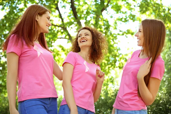 Mujeres jóvenes con camisetas rosas al aire libre. Concepto de conciencia sobre el cáncer de mama —  Fotos de Stock