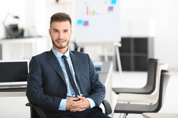 Junger schöner Mann im Büro — Stockfoto