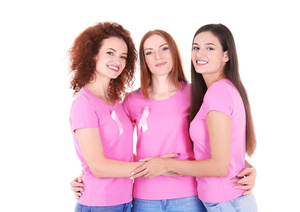 Mujeres jóvenes en camisetas rosas sobre fondo blanco. Concepto de conciencia sobre el cáncer de mama — Foto de Stock