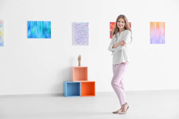 Young woman in art gallery — Stock Photo, Image