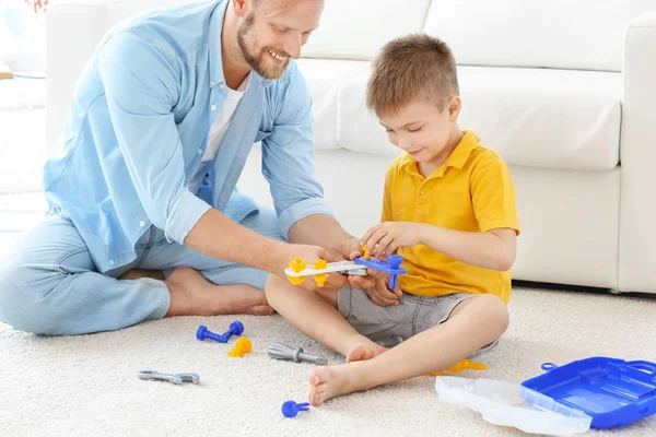 Padre jugando con lindo hijo en casa —  Fotos de Stock