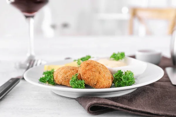 Plaat met heerlijke zalm pasteitjes — Stockfoto