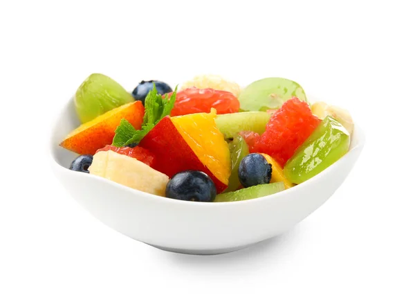 Kom met heerlijke fruitsalade op witte achtergrond — Stockfoto