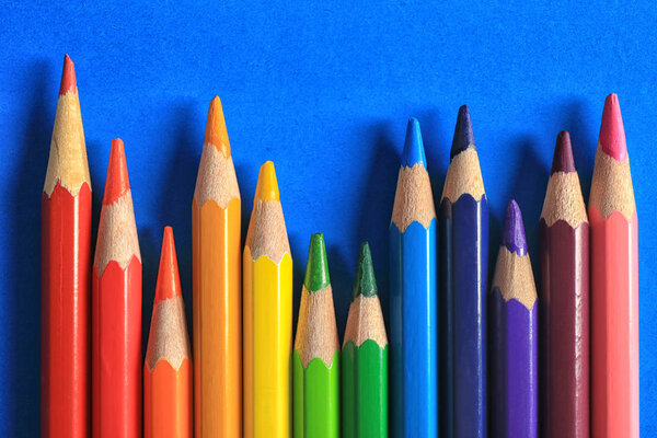 Цветные карандаши на синем фоне
