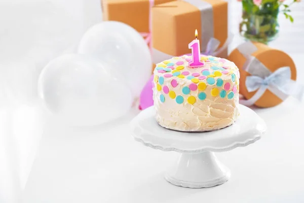 Kuchen mit Kerze zum ersten Geburtstag — Stockfoto
