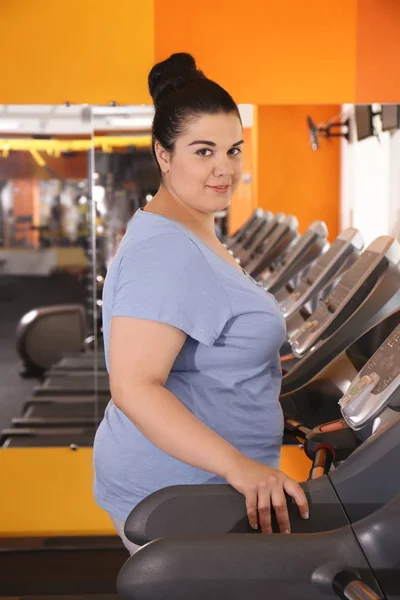 Overgewicht vrouw opleiding — Stockfoto