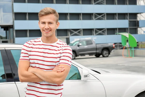 Beau jeune homme debout près de la voiture à l'extérieur — Photo