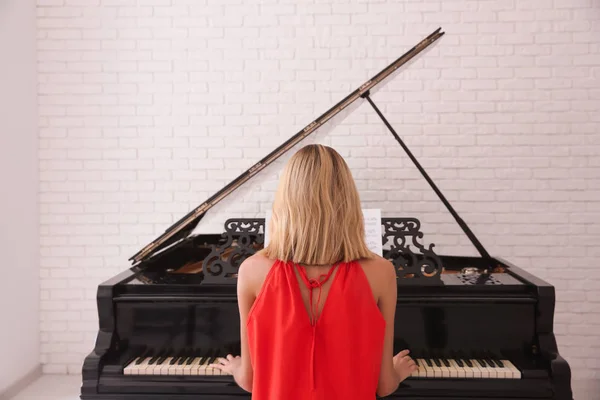 Getalenteerde vrouw pianospelen binnenshuis — Stockfoto