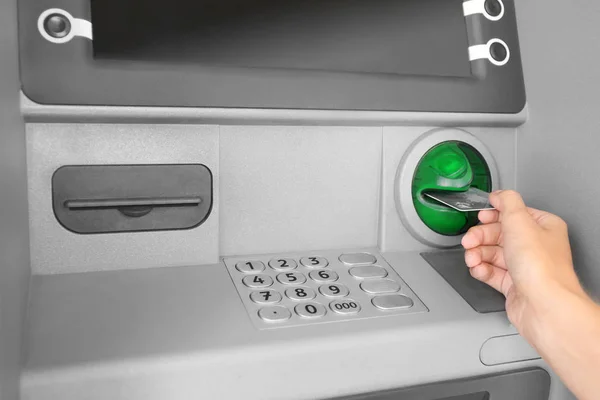 Woman creditcard invoegen in contant geldmachine — Stockfoto