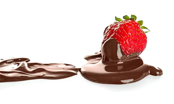 Chutná jahoda s roztavenou čokoládou na bílém pozadí — Stock fotografie