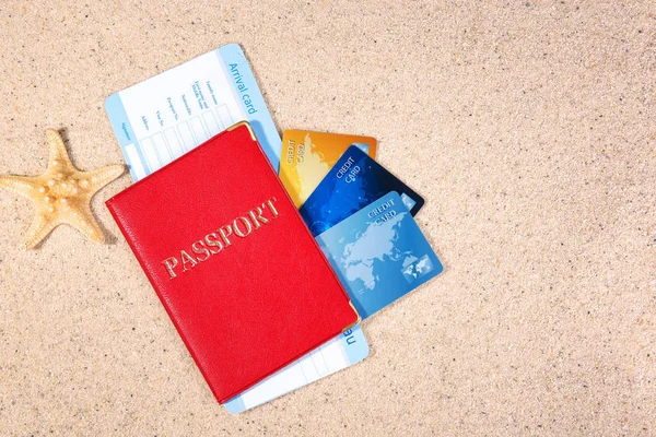 Σύνθεση με πιστωτικές κάρτες και διαβατήριο στην άμμο — Φωτογραφία Αρχείου