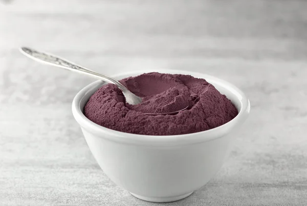 Ciotola e cucchiaio con polvere di acai — Foto Stock