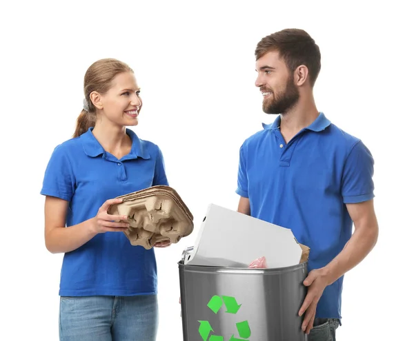 若いカップルと白い背景の上のごみ箱。リサイクルの概念 — ストック写真