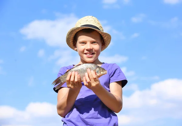 夏の日の屋外の魚とかわいい男の子 — ストック写真