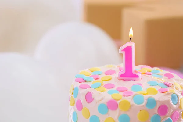 Gâteau avec bougie pour le premier anniversaire — Photo