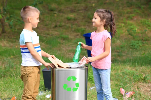 Anak-anak mengumpulkan sampah di luar ruangan. Konsep daur ulang — Stok Foto