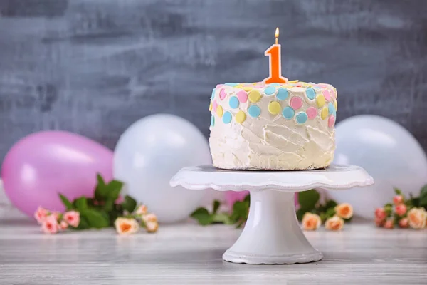 İlk doğum günü için mum ile pasta — Stok fotoğraf
