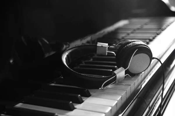 Nowoczesne słuchawki na klawiszach fortepianu — Zdjęcie stockowe
