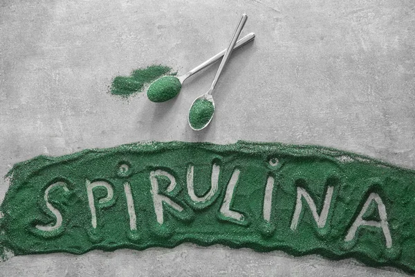 Word Spirulina tozu üzerinde yazılı