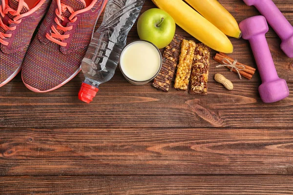 Composición con equipamiento deportivo y barritas de cereales —  Fotos de Stock