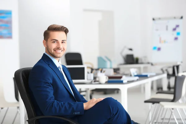 Jonge knappe man — Stockfoto