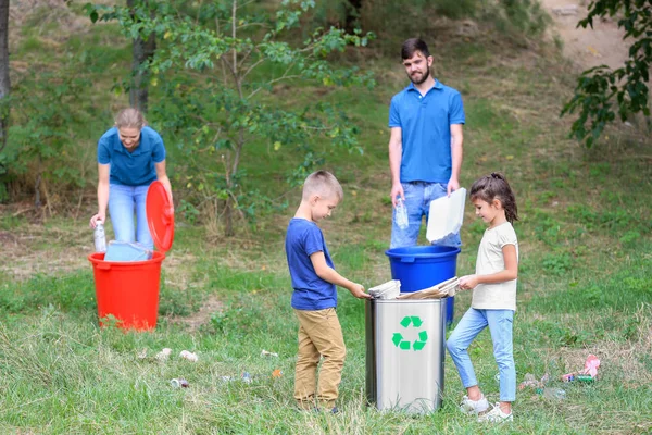 가족 야외에서 쓰레기를 수집입니다. 재활용의 개념 — 스톡 사진