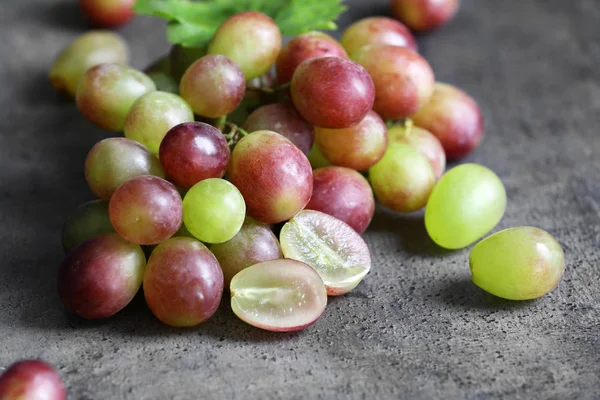 Świeże dojrzałe winogrona na stole — Zdjęcie stockowe
