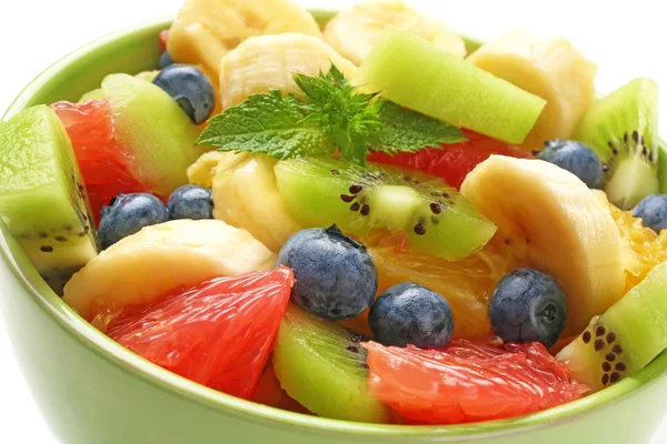 Cuenco con deliciosa ensalada de frutas, primer plano —  Fotos de Stock